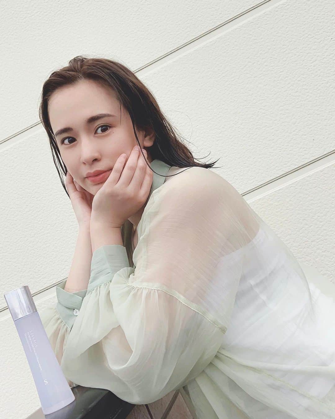 持永真実のインスタグラム：「.﻿ この自粛中 @lissage_official のリモート勉強会に参加してリサージ美幹アンバサダーに就任しました✨﻿ ﻿ リサージの商品使ったことありますか？﻿ 30年以上肌をうるおすコラーゲンの研究を続けているブランドで、根幹から美しくなりたいと願う女性のため、一人ひとりにあったアイテムやメソッドを提案し素肌美を応援する美幹プログラムを提案しているんです。﻿ ﻿ カウンセリングをして、14種類もあるスキンメインテナイザー(化粧水と乳液の充実感が1本になった化粧水)からわたしに合ったものを選定してもらいました。﻿ ﻿ 私の肌は乾燥タイプなんだけど液がしっとりすぎると肌が痒くなったり、コットンの摩擦でも肌荒れしたりすることを相談したら、ゆらぎがちな肌に優しいリサージ スキンメインテナイザーSを勧めてもらい使い始めました☺️🔰﻿ ﻿ コットンを使わず手で包むようすると肌にぐんぐん入っていく感触でつけた後はふっくら🙆🏻‍♀️﻿ ﻿ その場しのぎではなく、根幹から美しくという考え方にとても共感できたので、今後皆さんにいろいろ紹介できるのが楽しみ✨﻿ ﻿ #リサージ美幹アンバサダー #美幹プログラム #リサージ #カネボウ #LISSAGE」
