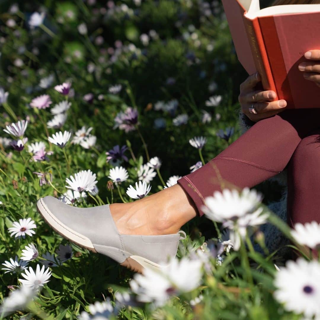 ダンスコさんのインスタグラム写真 - (ダンスコInstagram)「Happiness = surrounded by comfort and a good book. What’s on your summer reading list?」6月11日 20時30分 - dansko