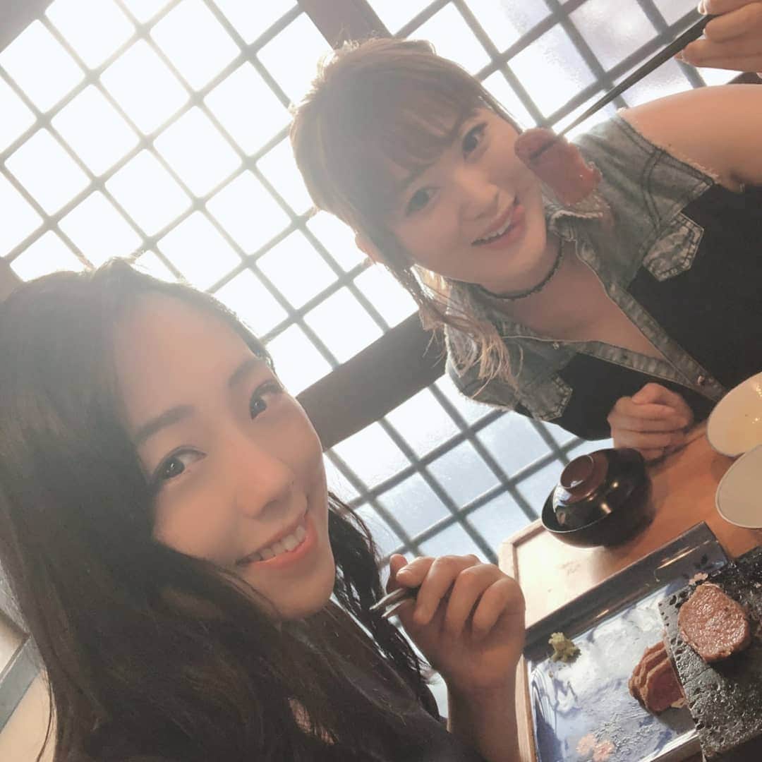 松浦麻里奈さんのインスタグラム写真 - (松浦麻里奈Instagram)「巣鴨駅近くの【和-NAGOMI】@nokisitasyoutengai . 💮自分でローストビーフ牛カツを焼いて食べる❣❣❣ . ローストビーフの表面はサクサクに揚げてあって、 そのまま食べても、各自に用意されたプレートで 焼いて食べるも良し、調味料も沢山あるので お好みで食べても良し💞😊💞 . 卵がついてるので、卵かけご飯にしたり ご飯は一杯お代わり無料！ 卵につけても美味しい♡~(>᎑<`๑)♡ .  お水は、クリスタルガイザー😁😁 一人一本ついておる。  味噌汁も、椎茸まるごとどーんっと入ってます😮✨ . . 店長一人で切り盛りされてるみたいです👍✨ この日は暑かったなあ～🤣 店内はカウンターのみ！！ . . 巣鴨の住宅中で、隠れ家みたいなところでした🎀 夜もやってるよ～(*´罒`*) . . #和-NAGOMI-牛カツ #焼かない肉寿司 #巣鴨 #千石 #牛カツ #pr #コラボベース #ローストビーフ #ランチ #lunch #お肉 #ディナー #dinner #美味しいご飯 #巣鴨ランチ #巣鴨グルメ グルメ #グルメ #東京グルメ #名店 #お昼ごはん #夜ご飯 #ローストビーフ弁当 #弁当 #テイクアウト #テイクアウトグルメ #お腹いっぱい #満足ランチ #lunchtime #dinnertime」6月11日 20時30分 - ay114.831m