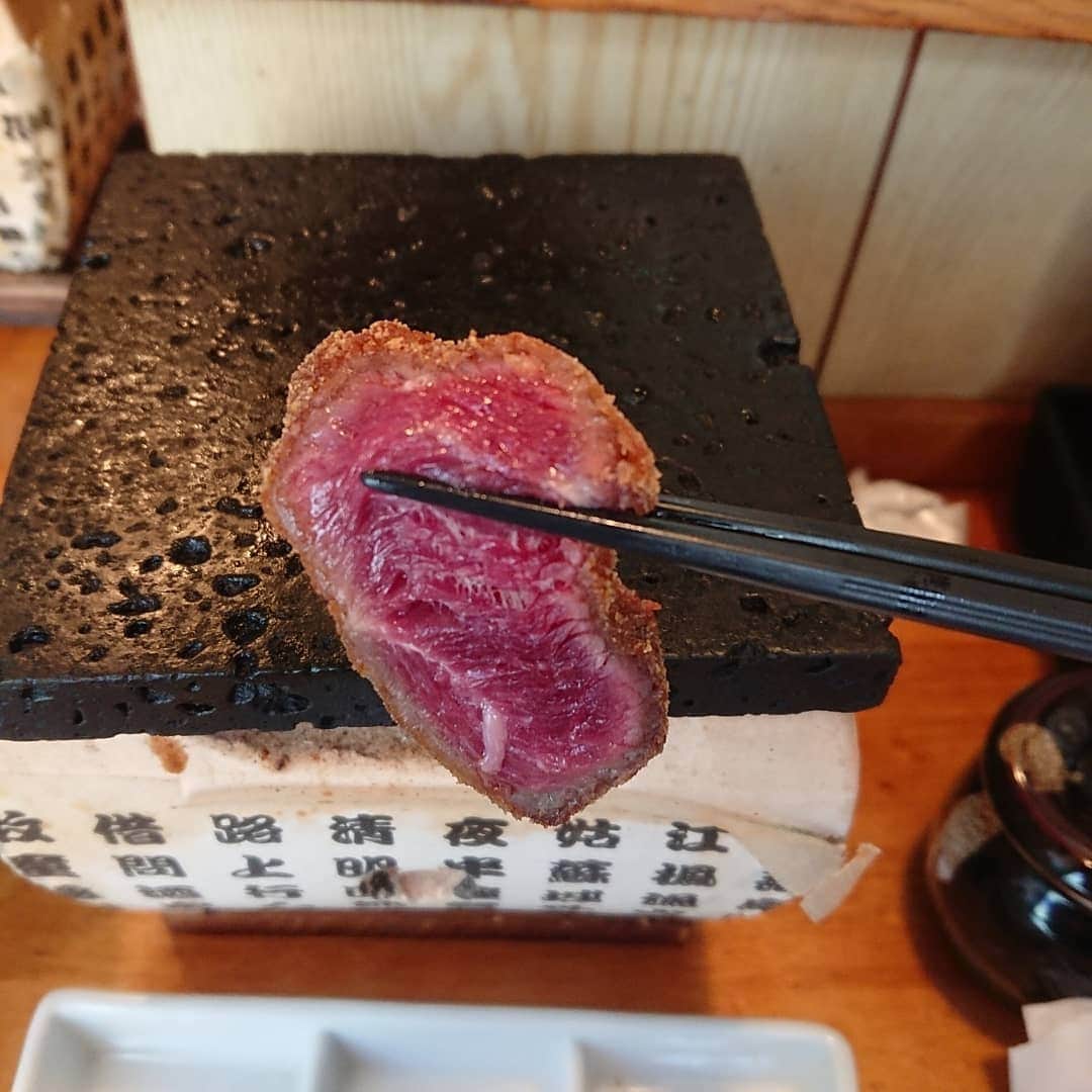 松浦麻里奈さんのインスタグラム写真 - (松浦麻里奈Instagram)「巣鴨駅近くの【和-NAGOMI】@nokisitasyoutengai . 💮自分でローストビーフ牛カツを焼いて食べる❣❣❣ . ローストビーフの表面はサクサクに揚げてあって、 そのまま食べても、各自に用意されたプレートで 焼いて食べるも良し、調味料も沢山あるので お好みで食べても良し💞😊💞 . 卵がついてるので、卵かけご飯にしたり ご飯は一杯お代わり無料！ 卵につけても美味しい♡~(>᎑<`๑)♡ .  お水は、クリスタルガイザー😁😁 一人一本ついておる。  味噌汁も、椎茸まるごとどーんっと入ってます😮✨ . . 店長一人で切り盛りされてるみたいです👍✨ この日は暑かったなあ～🤣 店内はカウンターのみ！！ . . 巣鴨の住宅中で、隠れ家みたいなところでした🎀 夜もやってるよ～(*´罒`*) . . #和-NAGOMI-牛カツ #焼かない肉寿司 #巣鴨 #千石 #牛カツ #pr #コラボベース #ローストビーフ #ランチ #lunch #お肉 #ディナー #dinner #美味しいご飯 #巣鴨ランチ #巣鴨グルメ グルメ #グルメ #東京グルメ #名店 #お昼ごはん #夜ご飯 #ローストビーフ弁当 #弁当 #テイクアウト #テイクアウトグルメ #お腹いっぱい #満足ランチ #lunchtime #dinnertime」6月11日 20時30分 - ay114.831m