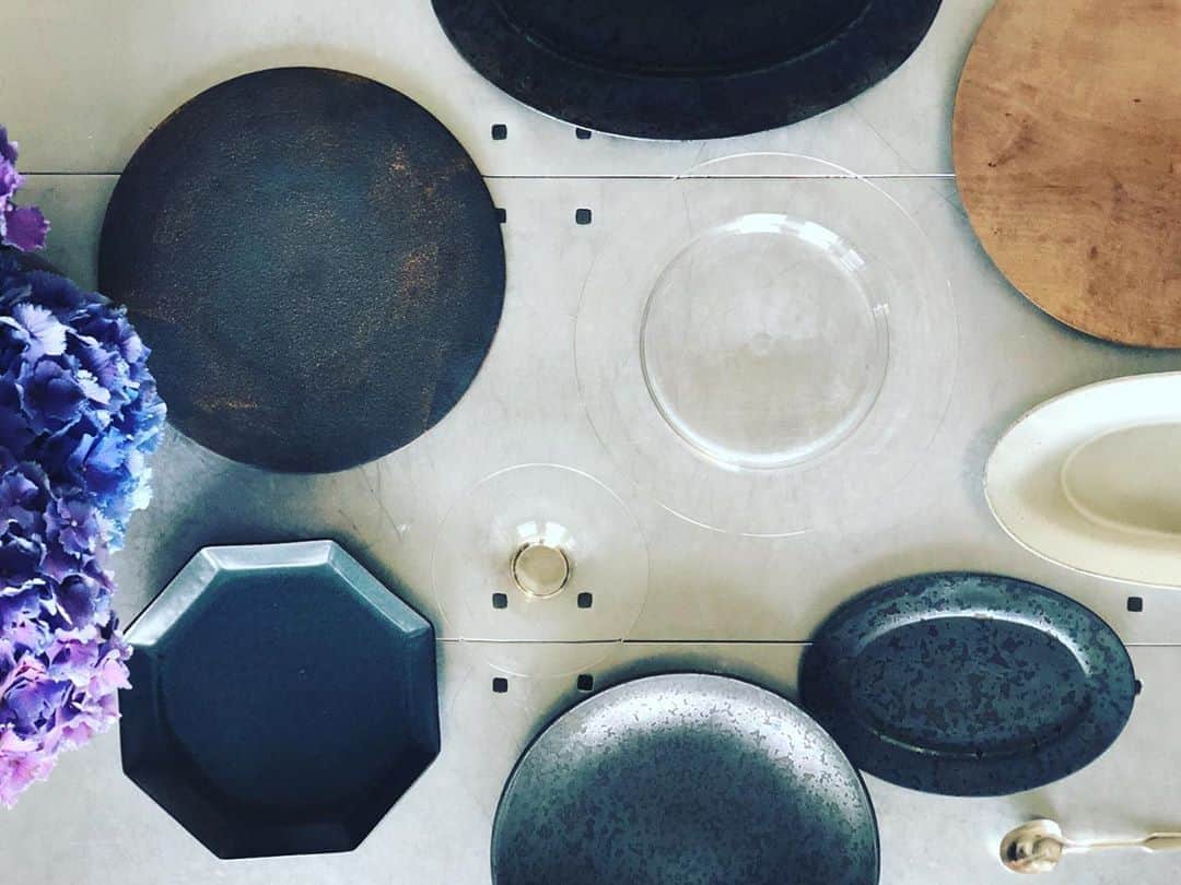 神崎恵さんのインスタグラム写真 - (神崎恵Instagram)「コメントをたくさんいただいていた画像上の楕円の大皿。 @onekiln_ceramics のものです。 数年前のお誕生日にいただき、大切に使っています。 どれも素敵なものばかりでどきどきしながら集めています。 ひと型、ずっと欲しいなと思いつづけているお皿があるのだけど、いつもsold out。いつか買えるかな🤍そのタイミングが来るのを楽しみながら待っています。 お皿って出会いだなぁと😌 2枚目は、ストーリズでご紹介したもの。 こちらもコメントをたくさんいただきました。 @mikado.utsuwa で購入したお椀。 お椀てなかなかぐっとくるものに出会えないので、このお椀を目にしたときは嬉しかった🥺 いろいろな型があるのだけれど、どれも美しいんです。 もうね、本当に素敵。  器や花器の温かみや美しさにどうしようもなく心惹かれます。 #器 #皿 #お椀」6月11日 20時24分 - megumi_kanzaki