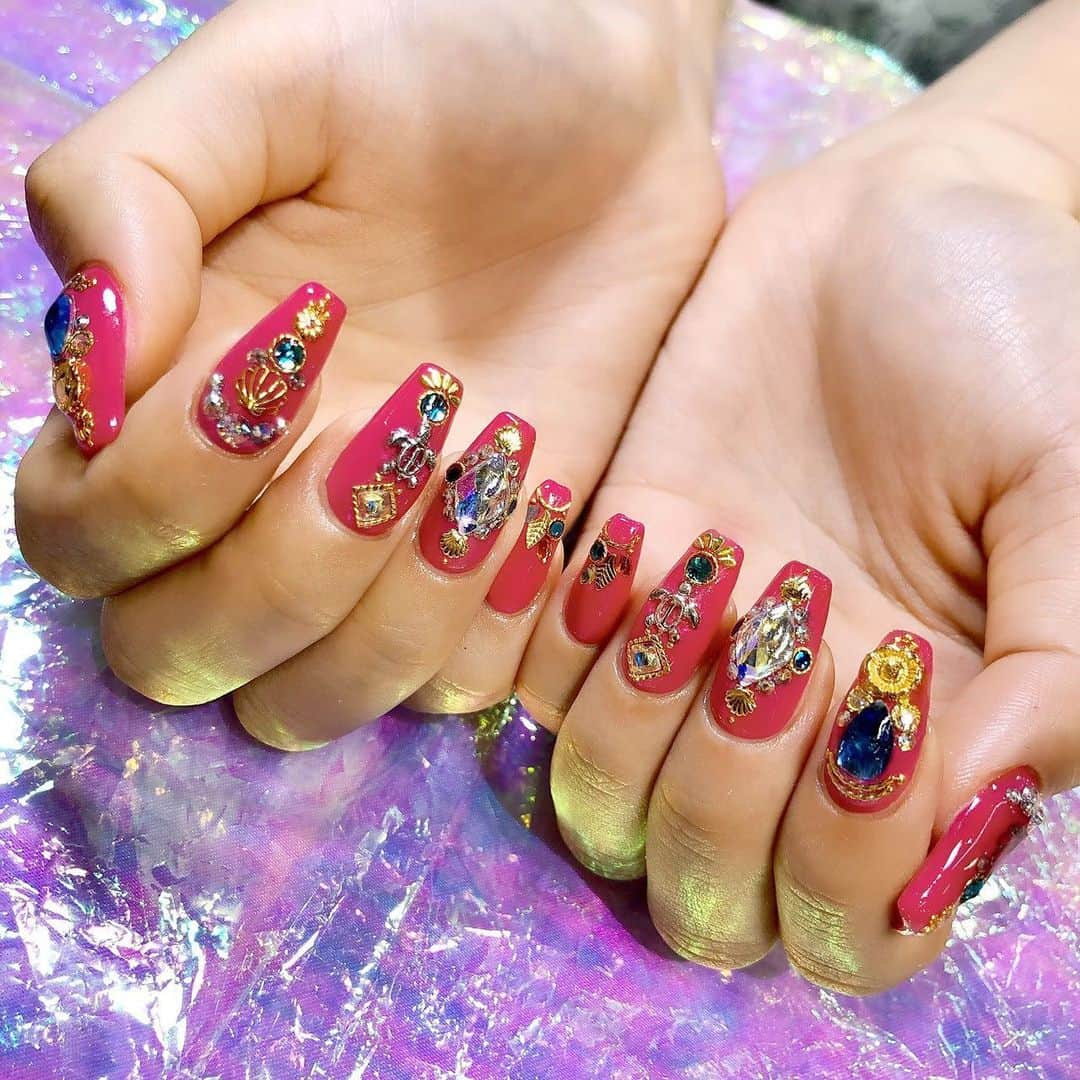 五月千和加さんのインスタグラム写真 - (五月千和加Instagram)「. ネイル変えました💅💕 . シンプルが続いたのでキラキラにしました♥️ 自爪のジェルネイルです😘 .  今回もアンククロス(@ankhcross_official)の アンククロスネイル池袋北口店(@ankhcross_nail)で ネイルしてもらったよ💅💓 .  担当は豊田さん💗(@ankhnail_ha) . . ▼address 東京都豊島区西池袋1-43-3日精ビルB1F ▼TEL 03-5960-7186 . #ankhcross #アンククロス #アンククロス池袋北口店 #ankhcrossnail #アンククロスネイル#スクエアネイルネイル#ジェルネイル#ピンクネイル#派手ネイル#ネイル#夏ネイル#ストーンネイル#ジェルネイル #nail #naildesign #nailstagram #nailart #shinynails #glitternails #nailsofinstagram #naillove #ネイル　#ネイルデザイン #ネイルサロン #ネイルアート　#派手ネイル　#キラキラネイル」6月11日 20時29分 - satsuki_senwaka