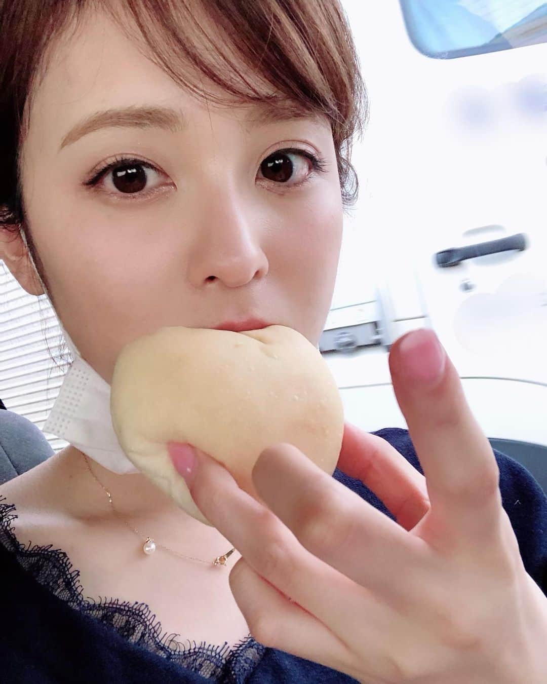 久慈暁子さんのインスタグラム写真 - (久慈暁子Instagram)「* ロケバスさんにいただいた ふわっふわのくりーむぱん♡ おいしかったー🥺✨ * 明日も #めざましテレビ ☀️ * #くりーむぱん」6月11日 20時39分 - kuji_akiko