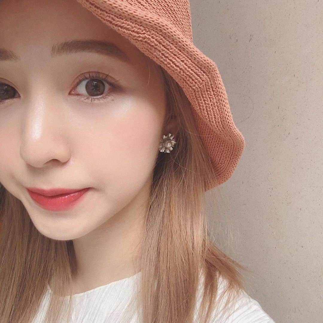 松尾 瞳のインスタグラム：「たまにはカラコン🌼  一昨日のお散歩中に蚊に刺されたんだけど、きのうまではなんの変哲もない普通の蚊の刺され痕です◯みたいな感じだったのに急にめっちゃ腫れて痒いし更に痛みまで与えられてるのなにごと🤷🏼‍♀️これ昔からちょいちょいなるんだけどそういうタイプの蚊なの？😠😠 . この文章に蚊の絵文字使おうと思ったけど 蚊の絵文字キモすぎてやめた🧞‍♂️ . #カラコン #お散歩 #マタニティライフ」