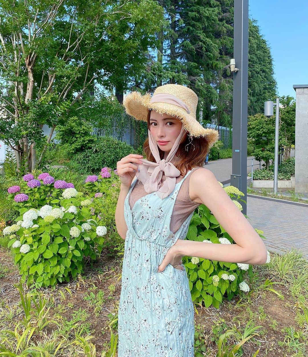 得あゆさんのインスタグラム写真 - (得あゆInstagram)「紫陽花きれいね〜💓 そして東京は梅雨入りだ☔️ ・ ・ hat : @chacott_jp one-piece : @elle_de_muguet inner : @mercuryduo_com ・ 私が着てる花柄のワンピ🌼 6月8日に販売開始の韓国メイドの オリジナル商品ブランドだよ✨ OPEN記念イベントで新規会員登録で 送料無料クーポンと割引があります！♡ ※6/4 18時〜6/15 18時まで ・ ・ ・ ・ ・ ・ ・ ・ ・ ・ ・ ・ #elledemuguet#セレクトショップ#通販サイト#デイリールック#コーディネート#韓国ファッション#韓国コスメ#花柄#花柄ワンピース#花#紫陽花#梅雨#帽子#夏服#ワンピ#ワンピース#大人コーデ#大人カジュアル#大人可愛い#ガーリー#東京#お洒落さんと繋がりたい#インスタ映え#カメラ女子#写真#girly#onepiece#flowerstagram#summerfashion#japanesegirl」6月11日 20時33分 - tokuayu819