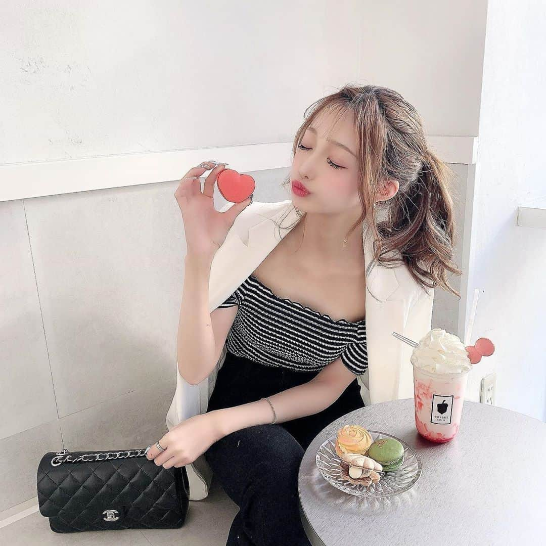 あやちゃんさんのインスタグラム写真 - (あやちゃんInstagram)「代官山のマカロン☕️💗 貝殻のマカロンがめっちゃかわいい☁️⭐️味は抹茶が好きかな😋 #dotorimacaron #代官山カフェ #代官山グルメ #代官山ランチ #代官山カフェ巡り #代官山 #韓国マカロン #マカロンカフェ #マカロン #ポニテ #daikanyama #macaron」6月11日 20時34分 - aya.you.love.r