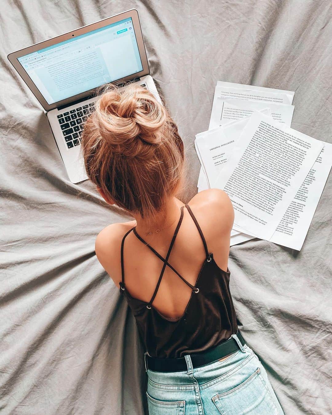 アガタ・クリゲルのインスタグラム：「Almost done 💪🏼😍 #thursdayvibes #unilife #polishgirl #polskadziewczyna #student #vscocam #vsco #ootd」