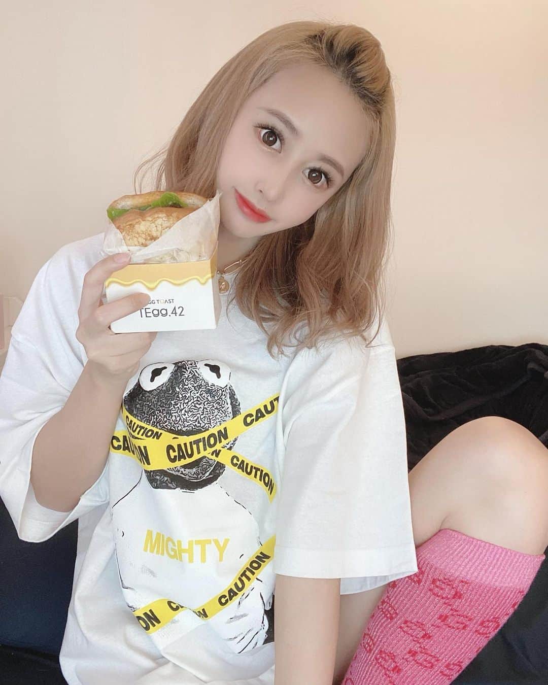 のインスタグラム：「. . お仕事ない日はまだまだ おうち時間👌楽しんでるよ💘 . Tシャツ→→→ @mighty_shop_official 💛💛💛💛 . . おいしい卵サンド食べたの🥚 @tegg42.sibuya ♡ . . #mighty #マイティー」