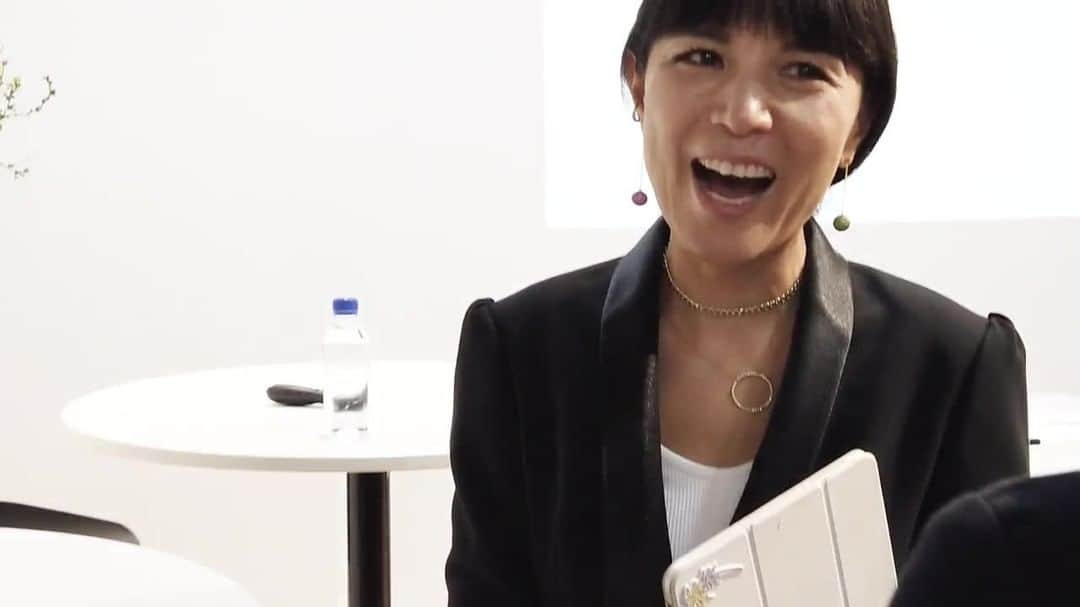 BORDERS at BALCONYのインスタグラム：「3月初旬ごろに、柴田が講演させていただいたときの動画です☺️⁠ ⁠ こちらのジャケット、襟元のサテンの光沢がラグジュアリーな雰囲気で、ジュエリーとの相性も抜群✨⁠ 特別な日にもお召しいただきたい一枚です。⁠ 見頃はマットな高密サテン。⁠ ⁠ 知性と華やかさを上品に演出します。マットと光沢のダブルサテンづかいがオンオフともに着られる秘訣。⁠ 同素材のヨークスカートやデニムとのコーディネートがオススメです。⁠ ⁠ ⁠ TUXEDO JACKET / 　72,000円+tax⁠ ⁠ ⁠ ⁠ #bordersatbalcony #柴田陽子 #Jacketstyle #jewelrycordinate ⁠」