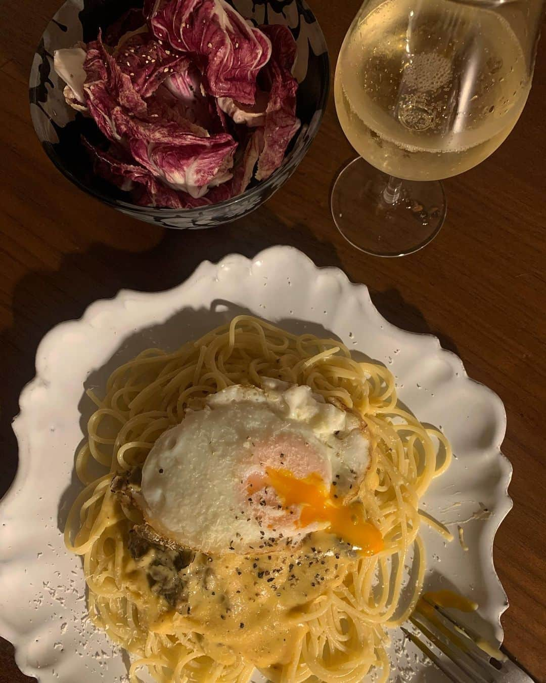 安西こずえさんのインスタグラム写真 - (安西こずえInstagram)「今宵は 町田智也メシ🤤🍾 トリフパスタソースに卵とパルメジャーノ🧀 マジ美味しいよ♥️ 野菜はシンプルに トレビスと言う葉っぱだけで😚 皆さん是非🙌 カレーも美味しいよ🍛❤️ こちらから注文できまーす ↓ @nice.minamiaoyama」6月11日 20時42分 - cozcozrin