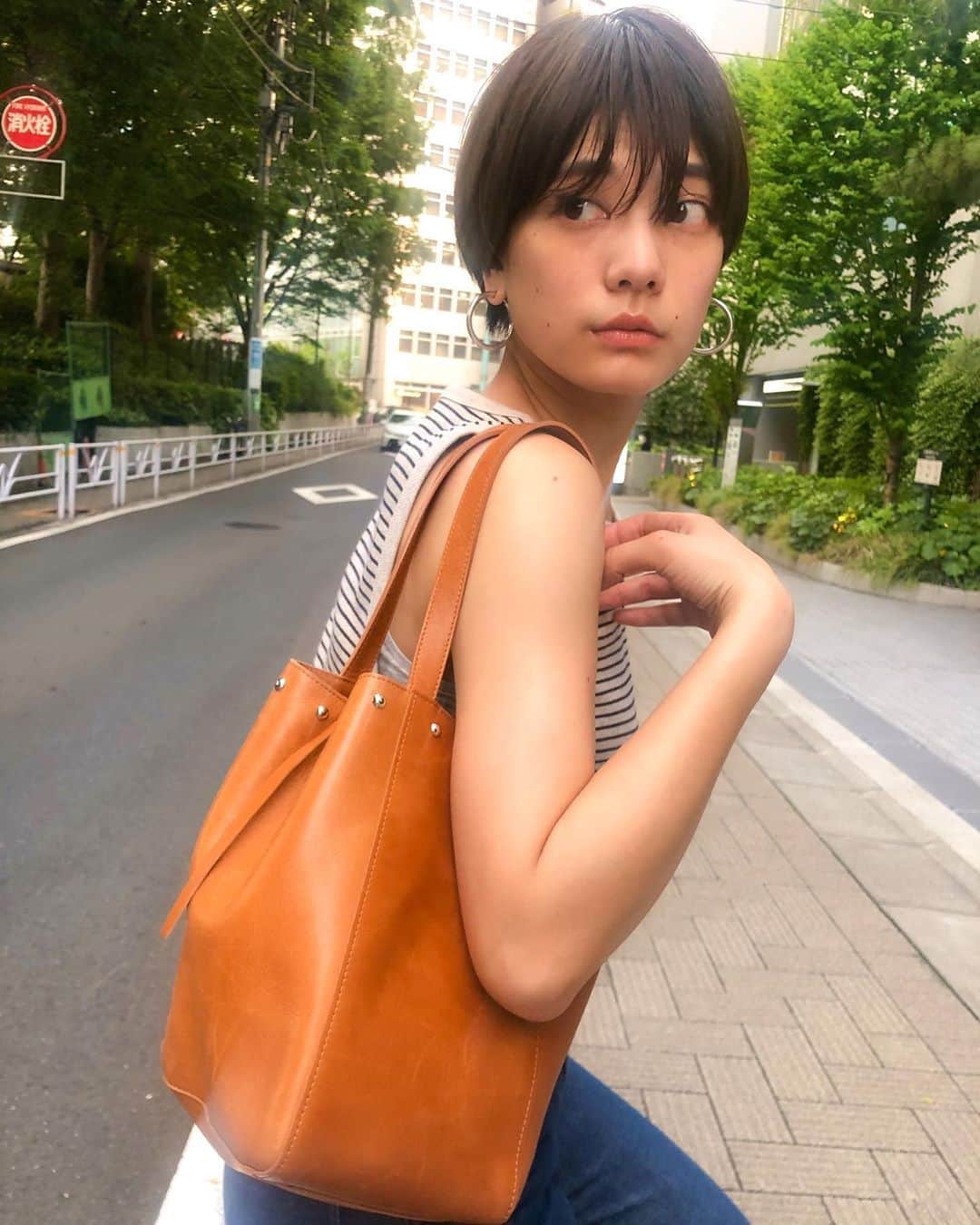 石川瑠利子のインスタグラム：「. . 暑い日が続きますね🥺 とうとう梅雨入り、湿度が高いと熱中症に気づきにくいので水分しっかりとって気をつけましょう👀💕 . . #fashion #photo #border #code」