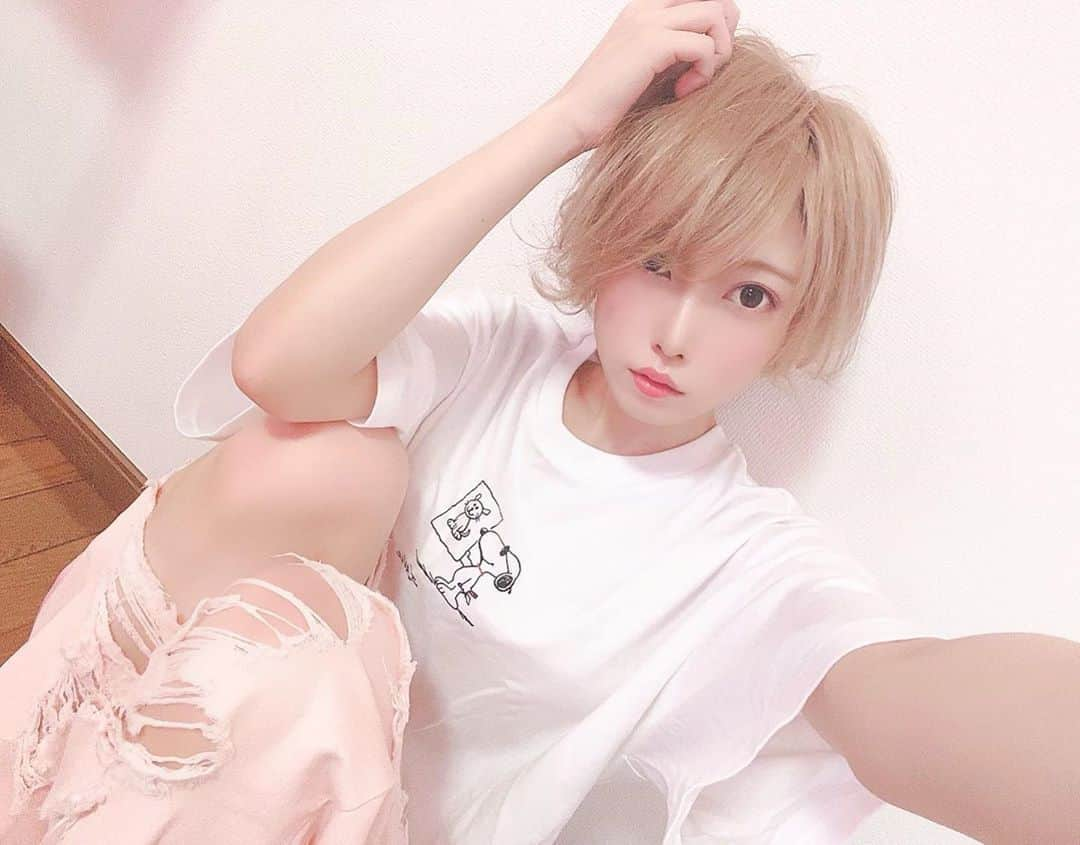 山吹りょうさんのインスタグラム写真 - (山吹りょうInstagram)「#ダメージジーンズ #Tシャツ #金髪ショート #金髪 #ショート #ショートヘア #티셔츠　#자촬영　#금발　#金发 #패션　#时装 #スヌーピー  #SNOOPY #」6月11日 20時51分 - ry01204