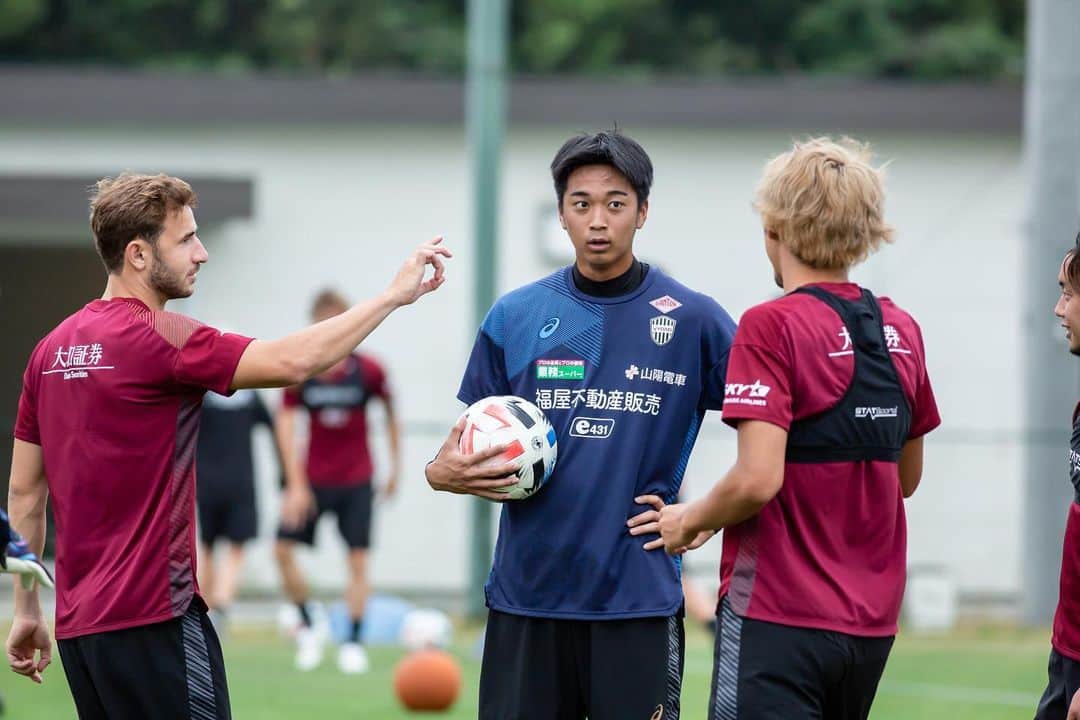 伊藤元太のインスタグラム：「え、、、俺？？？ 練習の前のリフティングゲーム👟⚽️ 毎日楽しく練習してます。 #visselkobe #reusch」