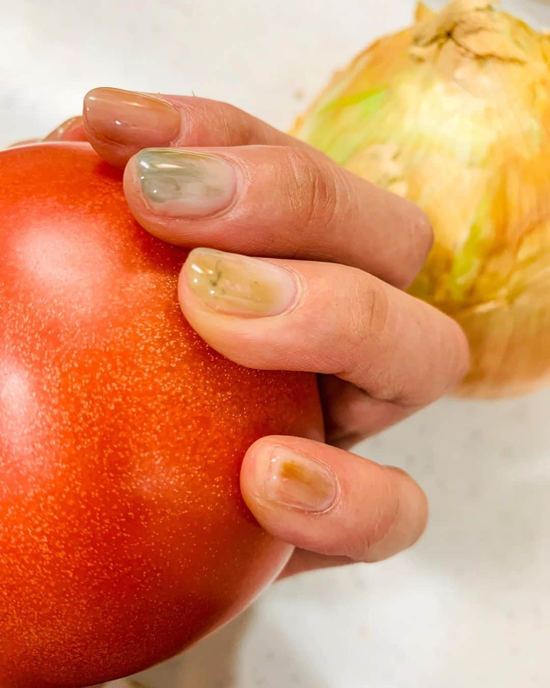 岡副麻希さんのインスタグラム写真 - (岡副麻希Instagram)「🍉﻿ 冷蔵庫の特等席にはトマトさん🍅😘﻿ ﻿ 夏ネイルと夏野菜？🤤🌈🏝🍉 #きゅん﻿ ﻿ ネイルは、肌馴染みよく目立ちすぎない﻿ アースカラーなどをもやもやニュアンスに﻿ してもらったよ💚💛🧡﻿ ﻿ @conrat_saki  いつもありがとうございます❣️ ﻿ #トマト#夏ネイル#ニュアンスネイル #お爪事情」6月11日 20時54分 - maki_okazoe_official