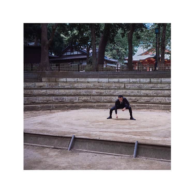 尚玄さんのインスタグラム写真 - (尚玄Instagram)「梅雨入り前の、ある晴れた昼下り。 Photo by @kristofsagna #Fashion #Shooting #Photography #Suit #Style #Sumo #Shrine」6月11日 20時55分 - shogenism