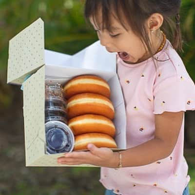 Zippy's Restaurantsさんのインスタグラム写真 - (Zippy's RestaurantsInstagram)「The face you make when your parents bring home a #DIY Donut Kit! 🍩  Includes: • Four unglazed Yeast Donuts • Glaze • Rainbow sprinkles • Cookie crumbs • Chocolate peanut butter chunks • Chocolate sprinkles • Chocolate glaze 🍩  Order the DIY Donut Kit on Zippys.com or our mobile app and remember to select ASAP pick up.」6月12日 6時23分 - zippys