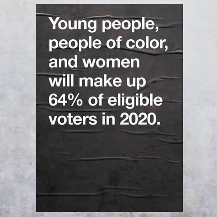 ケリー・オックスフォードのインスタグラム：「Text VOTER to 26797. They will ask you a few questions and then give you a link to your state registration site. This is where I have to stop the registration process. Because even though I have a green card and have to pay tax, I can’t vote. I check to see if it changes every voting year and it never changes. I’ve gone to my polling stations with my green card and been like, “Please?” .... Anyhow, what I’m saying is that I don’t know the steps after that but they can’t be too long, maybe 3 minutes. Voting is so, so, now more than ever important. (Source: voter participation center)」