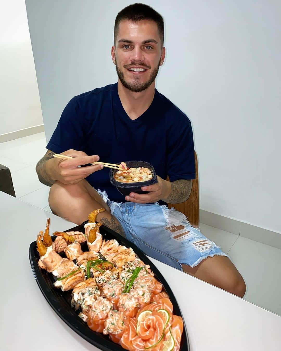 ナタンのインスタグラム：「Fala Galera, amanhã dia dos Namorados, e o sushi  @sushitartakcontagem  tem promoção e combos com preços especiais pra você ✔️👍🏻 Confere lá」