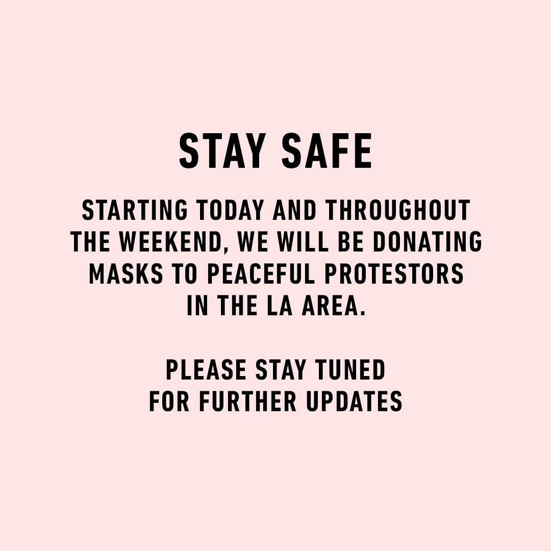 Forever 21 Menさんのインスタグラム写真 - (Forever 21 MenInstagram)「Starting today and throughout the weekend, we will be donating masks to peaceful protestors in the LA area.  Please stay tuned for further updates. Comment and tag below peaceful protests happening in the LA area + community groups that need mask donations.  #staysafe #staystrong #forevertogether #blacklivesmatter」6月12日 7時16分 - forever21men