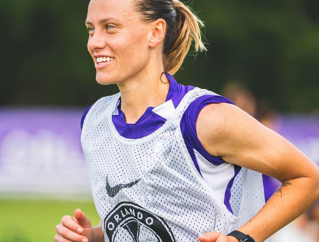 エミリー・バン エグモンドのインスタグラム：「Missed this ⚽️🤙」