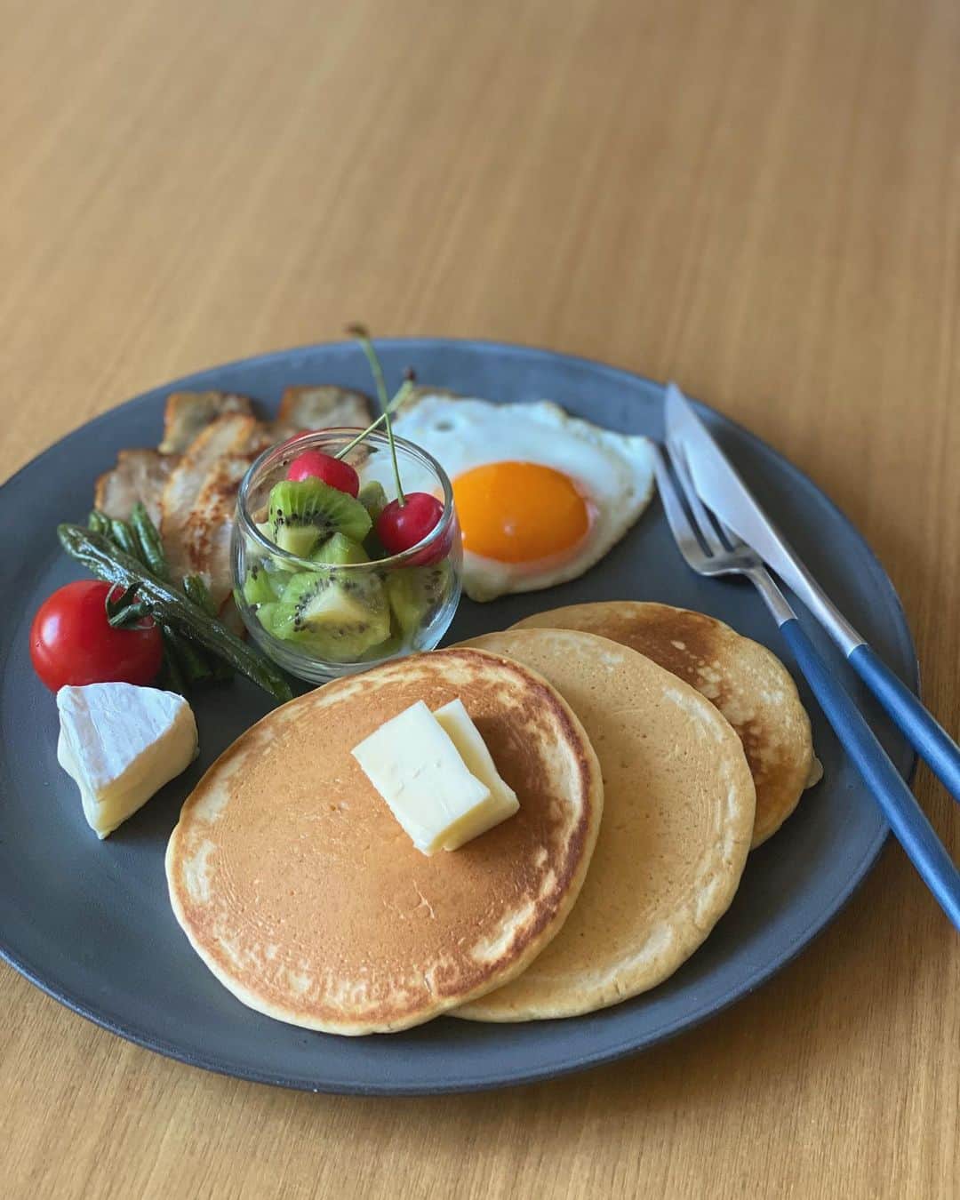 のインスタグラム：「おはよー 今朝は無性にホットケーキが食べたくて🤤 . 季節の変わり目なのか アレルギーなのか 更年期なのか 湿気なのか マスクなのか 肌が落ち着かないから 今日は皮膚科行ってくる！ .  #坂元家の朝ご飯 #おうちごはん #おうちごはんlover  #おうちモーニング #あさごはん #breakfast #坂元ごはん」