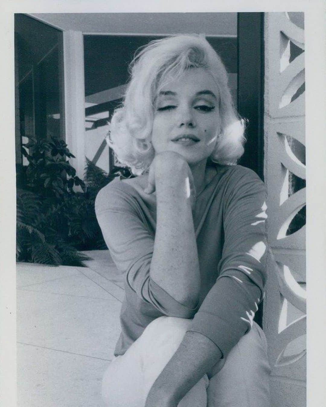 マリリン・モンローさんのインスタグラム写真 - (マリリン・モンローInstagram)「Marilyn photographed by George Barris in July, 1962.🧡 One of her last photo shoots just a month before her passing.」6月12日 7時35分 - welovemarilyn