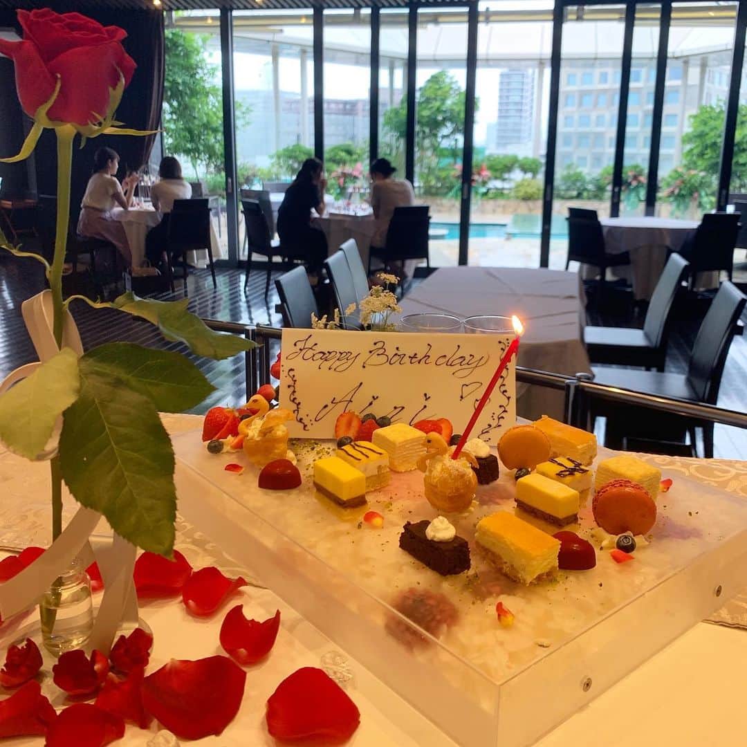 のインスタグラム：「誕生日4月だけどコロナでお祝い出来なかったからって🥺💓ありがとう🥳」