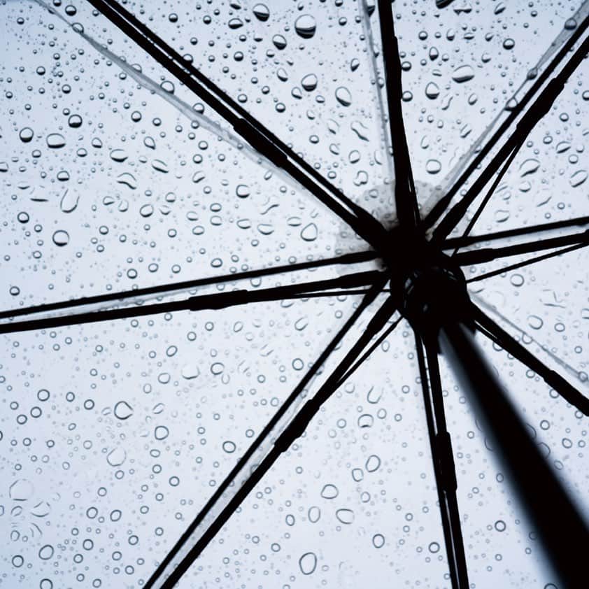 Depth_TECHNOLOGYさんのインスタグラム写真 - (Depth_TECHNOLOGYInstagram)「湿気の少ない爽やかな時期を今年は楽しみきることなく、、 梅雨の気配です。  フランス語で“Après la pluie, le beau temps” 「雨がやんだあとは、良い時が訪れる」ということわざがあります。 日本で言うところの「やまない雨はない」ですね。 辛いことも必ず終わりがあり、よい時がやってくるという。。雨をうっとおしいとか、「辛いこと」の象徴として感じるのは、ヨーロッパも同じなんだなーとぼんやり考えていました。  今年は特にこの言葉が染みます。 厳しい状況の後は、明るく、幸せな時期が来ることに希望を繋いで。 個々にリフレッシュできることを見つけ、梅雨シーズンを越えていきましょう。  @depth_technology #デプスケア #メンズヘアケア #スカルプ  #scalpcare #シャンプー  #shampoo #スカルプケアシャンプー #トリートメント #treatment #スカルプケアエッセンス #ヘアケア  #ヘアケア用品 #haircare #保湿  #lifestyle #愛用コスメ #肌活 #清涼感 #愛用品  #日課 #Rain  #梅雨 #雨 #お家美容 #家にいよう #stayhome #インテリア #暮らしを楽しむ  #depth_tec」6月12日 7時43分 - depth_technology