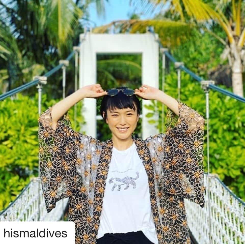 小山田サユリのインスタグラム：「Love Maldives 🇲🇻 Love @pullman_maldives  #Repost @hismaldives with @get_repost ・・・ プルマンリゾートのロビーからすぐ近くに湖とその上には大きな橋が架かっています。 プルマンはめずらしく島内に天然の湖があるのです。 橋の上でもパシャリ。プルマンはお洒落な写真スポットで溢れています。  サユリさんが着ているTシャツはSY; by Sayuri Oyamadaというブランドでご自身でデザインされているんですよ。  お似合いです♪ 『見よ、この嬉しそうな笑顔！』 by 小山田サユリ ・ #sayurioyamada #maldivesPRambassador #小山田サユリ  #maldivesmv #maldives #hismaldives #pullmanmaldives #モルディブ #モルディブ旅行  #プルマンモルディブ  #モルディブ好きな人と繋がりたい」