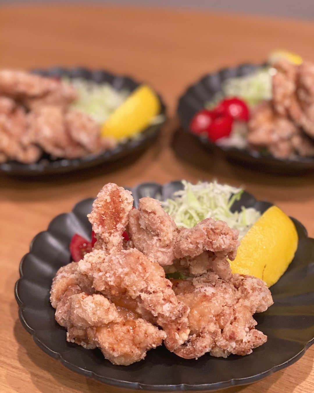 のインスタグラム：「. 今日のおうちごはんは、 #唐揚げ定食 . 大分 中津唐揚げの綾鶏さんが もしよければ食べてみてくださいと 送ってくださったのです✨ . 味付けされた冷凍の鶏肉を解凍して 専用のお粉をまぶして揚げるだけ。 . いつものおうち唐揚げと違って新鮮！ 揚げたてにレモン絞って美味しかった☺️ たまにはこうやって楽できるのもいいね！ . . #綾鶏からあげ  #キャベツの千切り #ミニトマト #レモン #切り干し大根 #冷奴 #いつもの自家製シリーズ （#ちりめん山椒 #らっきょう漬け #ぬか漬け） #玉葱と油揚げのお味噌汁 . . 日々DMにPRの依頼をたくさん頂くのですが 今は基本すべてお断りしているんです。 好きじゃないものや良くないものまで PRするのに抵抗があって。 . でもこうやってご好意で送ってくださって PR投稿をしろと言われるわけでもなく、 美味しいと、つい投稿したくなってしまう。 . 綾鶏さんのアカウントはこちら ☞ @ayatori_oishi . そして、今日から三枚揃った @otonano_yakimono さんで買った @yoshidapottery さんの器です🥰 . まずは一つ買ってみて、使いやすかったら 家族分揃えるという坂元方式。笑 このブラックの輪花皿ほんとお気に入りです✨ . #坂元家の晩ご飯 #坂元定食  #おうちごはん #おうちごはんlover #おふくろの味  #毎日のご飯は豪華でなくていいから全て手作りでありたい #手作りごはん #いつものんきなたぬきくんがいる #おしゃれじゃなくてもいいんです #唐揚げ #綾鶏 #中津唐揚げ #坂元ごはん」