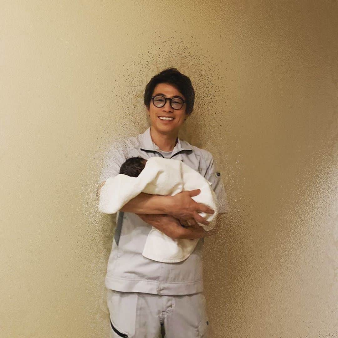 田村淳のインスタグラム：「本日娘が産まれました♡ 予定より早く産まれましたが 母子共に健康です。  これで田村家は4人家族です！ 支え合いながら、生きていきます。  亮さんに照れくさくて、まだ伝えてないので、どなたかYouTubeでロンブーチャンネルを見るように伝えてもらえませんかw」