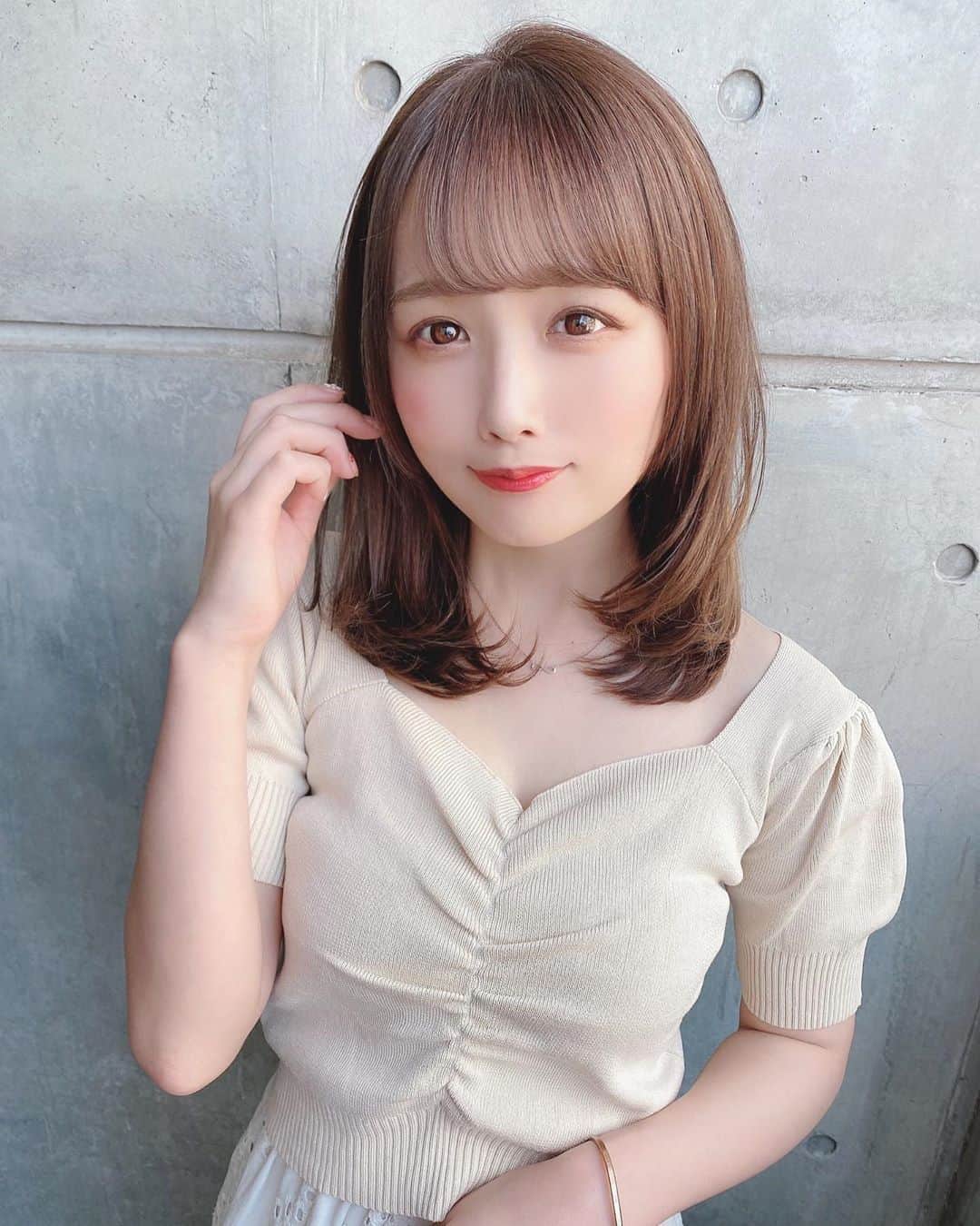 のインスタグラム：「. . 髪の毛をばっさり切りました✨ 13センチくらい切ったよ☺️ 髪短いだけで全然涼しくて快適🤤 どおかな？🥺💗 . . @naokinb2 さん ありがとうございました(*´ω｀*) . . . 👗トップス　@sober_womens . 👗スカート　@gu_global . . . . #私服 #私服コーデ #コーティネート #春服 #春服コーデ #春コーデ #gu #guコーデ #ジーユー #ジーユー購入品 #ジーユーコーデ #love」