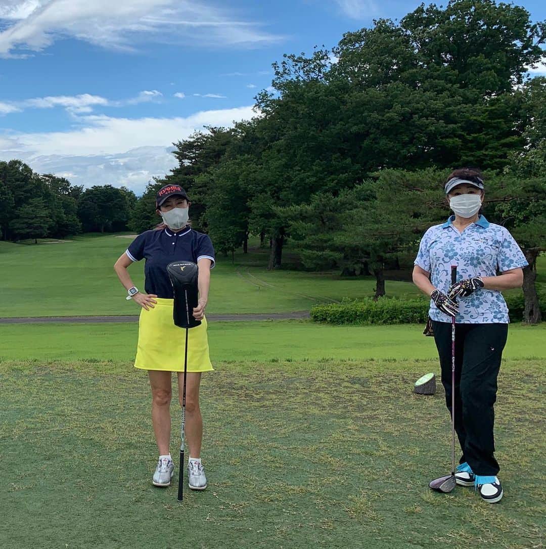 橋本志穂さんのインスタグラム写真 - (橋本志穂Instagram)「清水よし子さんとソーシャルディスタンスでゴルフたのしみました。 前半45、後半45で 90ホールアアト！ 前回よりも1打アップ。 八王子の昭和の森は 東京都内のゴルフ場 近くて平坦なコースでした」6月11日 22時52分 - shihohashimoto3