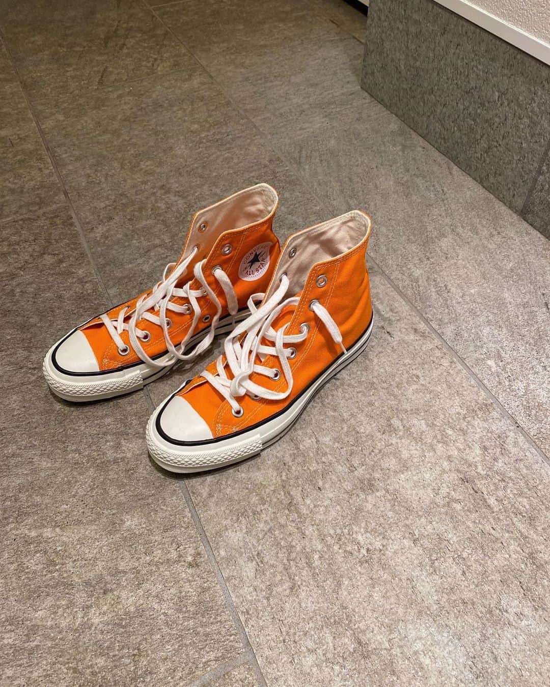 松本瞳のインスタグラム：「. やっと履けたー。 #オレンジ #🥕 #🍊 #🧡」