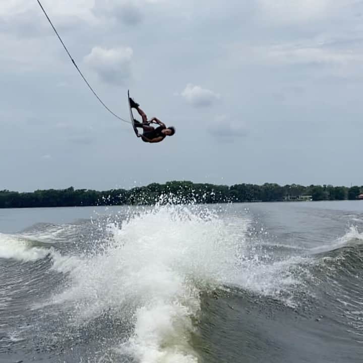 手塚翔太のインスタグラム：「Another beautiful morning set with one of my favorite trick to do🤤🍳 🚤:@supra_boats」
