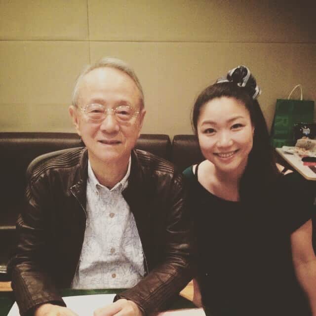 有坂美香のインスタグラム：「服部克久先生がお亡くなりになりました。  私は1999年に帰国してからのご縁で、幾度か服部先生の作品で歌わせて頂くことが出来た幸せ者です。 帰国して間数ヶ月後、右も左もわからないペーペーの時に初めてソロでレコーディングさせて頂いた楽曲の作曲/アレンジが服部先生でした。 初めて行ったビクタースタジオ。オーケストラを前に服部先生がタクトを振る中、仮歌のレコーディング。それがどんなに恵まれた環境だったのか、、、。 ど緊張する私に、「リズミックに、好きなように歌ってみてね」とお言葉をかけていただいたこと、忘れもしません。  1999年、2000年と　#無限のリヴァイアス というアニメ作品を通して服部先生とお会いしたわけですが、それから何年か経ってからも、レコーディングや、テレビ番組のコーラスに呼んで頂いたり、服部先生ご自身のアルバムなどにも参加させて頂きました。 いつでも優しく、他の現場でお会いすることがあっても、必ず、「ああ、有坂さん」と名前で呼んで下さり、いつもいつも気にかけて下さいました。 ミュージシャンやコーラスチームにもいつも本当に優しく素敵な先生でした。  おこがましくはありますが、そんな服部先生のスピリットを私も歌い継いでいきたいです。  服部先生、どうぞ安らかにお休みください。  #服部克久　#服部克久先生」