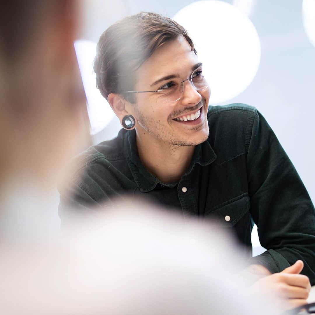 シルエットのインスタグラム：「“Minimalism doesn’t mean that you can’t have a progressive design language”. Silhouette designer Gabriel explains how each Silhouette design is methodically reduced to provide light, yet perfectly fitting frames. View more in our #InsideSilhouette highlight.⁠⠀ .⁠⠀ .⁠⠀ .⁠⠀ #silhouetteeyewear #tryitwearitloveit #insidesilhouette #eyeweardesign #luxuryeyewear #fashioneyewear #opticalframes」