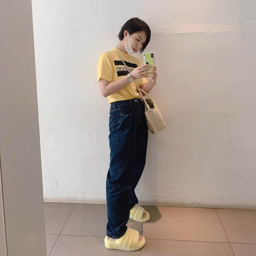 光永さんのインスタグラム写真 - (光永Instagram)「夏のイエローコーデ🍋 UGGサンダルをとうとう外で履きました☺️🌟 . Tシャツ：#johnlawrencesullivan  デニム：#mayree バッグ：#toneselectgoods  時計：#LOBOR . . #イエローコーデ #シンプルコーデ #デニムコーデ #uggshoes #uggサンダル #ボーイッシュ #メンズライク」6月11日 23時02分 - hinata_official__