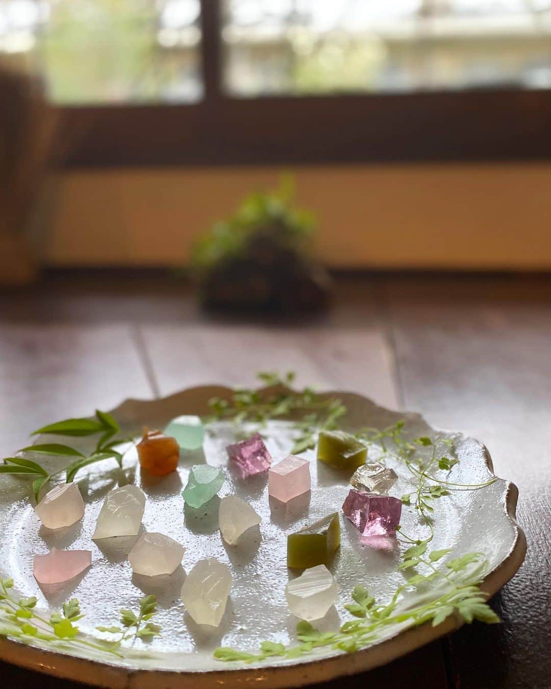 cafezakkagallery-flagのインスタグラム：「▪︎新しいお菓子▪︎ 「きらら」と言う名前の琥珀糖を 作りました。  和菓子職人さんに丁寧に丁寧に 何度も作り方を教えて頂きました。 色々なフレーバーを選びFLAGらしい 甘さと硬さが出来ました。 珈琲、チャイ、抹茶、苺、レモン、スイカ パッションフルーツ、メロン、ぶどう  ふと、ひと時に優しい甘いお菓子を つまんで下さいな。  #cafeFLAG #cafezakkagalleryflag  #cafeFLAGのお菓子 #お土産 #大阪府 #枚方市 #大阪カフェ」