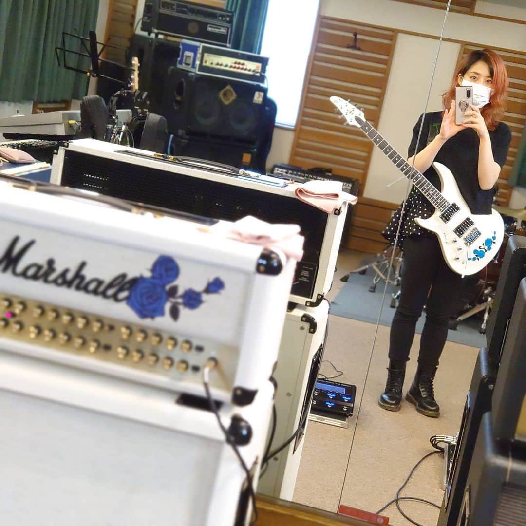 Yukiさんのインスタグラム写真 - (YukiInstagram)「#studiotime  最近D_Driveリハーサル頑張ってます！ 13日㈯の無観客ライブ配信に向けて🤘 久しぶりのライブ、画面の中だけど、皆に伝わるように頑張ります!! #D_Drive #Yuki #marshall #esp #boss #guitar #studio　#Xperia5 #Xperia」6月11日 23時06分 - d_drive_gt_yuki