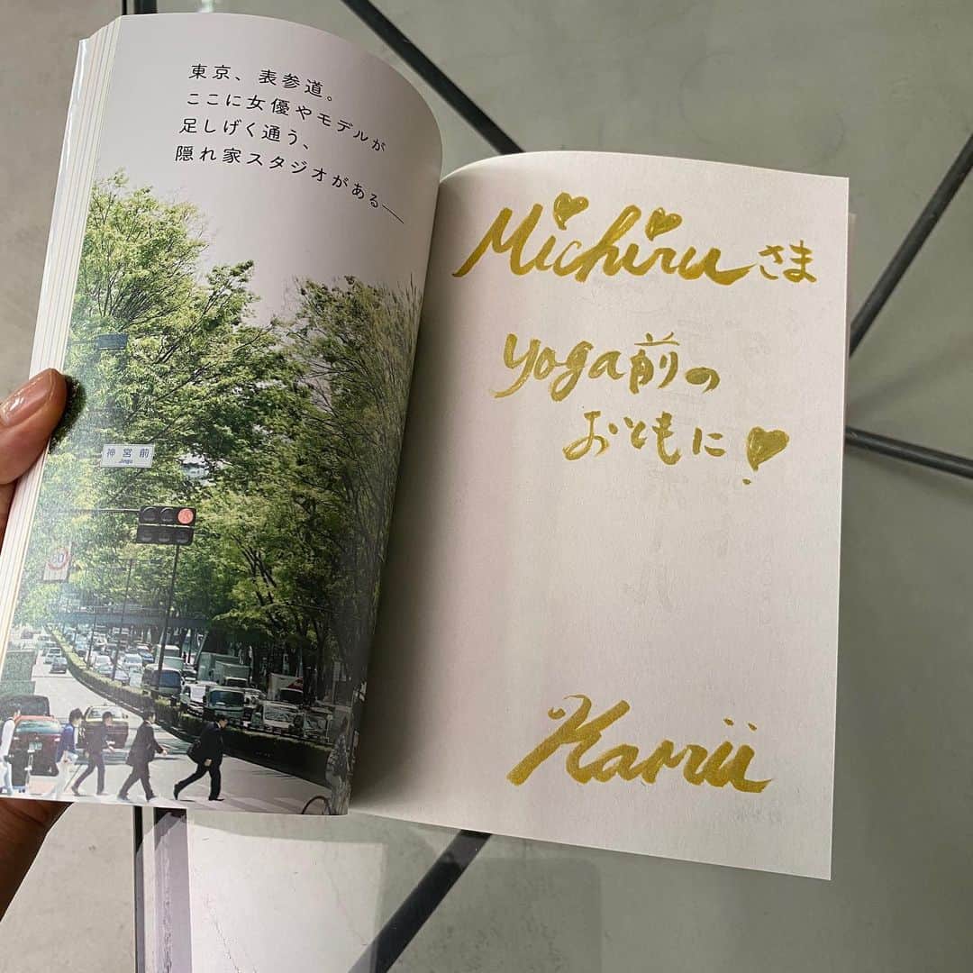 MICHIRUさんのインスタグラム写真 - (MICHIRUInstagram)「その日の疲れはその日のうちに。﻿ 寝る前のヨガをやるとやらないのと翌朝の﻿ 疲労感が違ってくるけど、立ち仕事で長い撮影の夜は脚がパンパンに。。⚡️ ﻿ 夜帰ったらテニスボールでふくらはぎや足裏をゴロゴロ。 昨日はヨガする時間がなかったら朝方脚がつりましたよ😥 そんな時にかおるさんの著書テニスボールダイエットが発売！﻿ ヨガ前にちょとほぐしておくとストレッチもすごく楽に。﻿ すきま時間に足裏をゴロゴロするだけでも﻿脚が軽くなるし、ふくらはぎはちょっと痛いけどしっかりほぐせばむくみ防止なるのでテニスボールのセルフケアは時間もかからないし、脚もスッキリするからオススメ！﻿ 私は旅に出かける時にスーツケースに入れたりもします 🎾🎾🎾 . ぜひ、かおるさんのリリース技をチェックしてみて下さいね。﻿ 今日もしっかりほぐしてお休みなさい〜💤﻿ ﻿ #テニスボールダイエット ﻿#apromethod  #おうち時間 ﻿ #テニスボールリリース　#筋肉リリース #ストレッチ　#セルフリセット　#脚むくみ防止 #おうちエクササイズ ﻿ #パーソナルトレーナーkaoru」6月11日 23時16分 - barbiemichiru