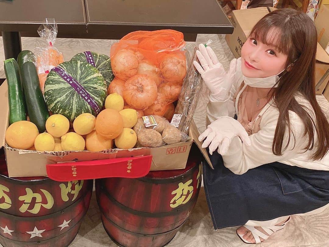 利咲のインスタグラム：「今週も子ども食堂のお手伝いに行って来ましたよ〜﻿ 好評だったカレーを普通と甘口の二種類🍛﻿ たくさんの子どもたちが来てくれて嬉しかったです✨﻿ 元気いっぱいな姿はこちらにも元気が伝染するようで嬉しいですね💓﻿ 世の中にもっと素敵な伝染が増えていきますように😇﻿ 綺麗な無農薬のお野菜と一緒に🧅🥔🥕﻿ ﻿ #あったかいごはんをみんなで食べよう﻿ #子供食堂 #こども食堂 #子ども食堂 #しながわ子ども食堂﻿ #品川区 #カレー #curry #🍛 #🥗 #salad ﻿ #あかゆ #井上京子 #ボランティア #volunteer #kidsdining #Childrencafeteria #Childrendiningroom #Supportactivities #childrensupport #エンジェル活動」