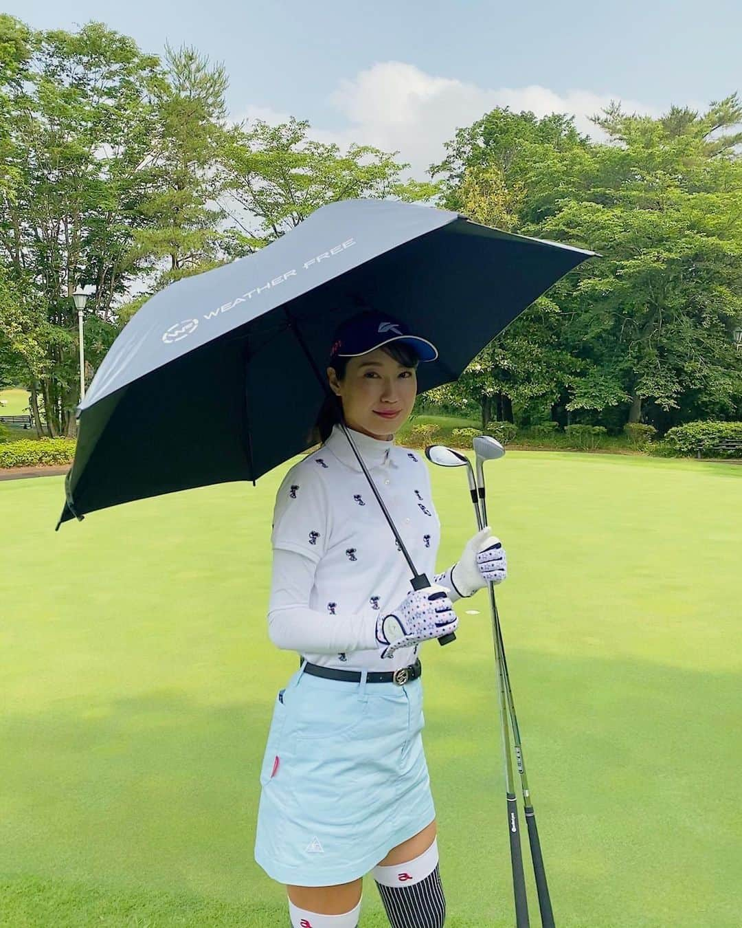 山下詩乃さんのインスタグラム写真 - (山下詩乃Instagram)「日差しが強くなってきたり、梅雨の時期で傘の出番がやってきました⛱☔️キャスコの傘 @kascogolf 、めっちゃ良い❗️❗️🥰 ・ 晴雨兼用で、雨にぬれてもUVカット効果は持続❗️ UV効果は97%カットで、太陽の熱もカットしてくれて−9.3℃の遮熱効果が得られるそう☺️(−9.3℃ってすごい❗️) あと、とっても感動したのが、155gと超‘’軽量”で、私のスマホiPhoneXが174gだからスマホよりも軽くてビックリ😳それでいて風にも強く丈夫なので雨の日にも使えて一年中役立つ優れもの❗️素晴らしすぎる😳❤️ ・ 夏前から秋にかけて灼熱の太陽🌞なので日傘をよく使うんだけど、アプローチの時はいつも2〜3本クラブを持つので、傘が重くて途中から使わなくなったりして、大体バテちゃいます🥵 この前のラウンドで使ったらめっちゃ軽いし、暑さを凌げて、開閉も簡単で本当に良すぎました😊💕 梅雨の時期☔️だったり、今年の夏も猛暑らしいのでオススメです😊⛳️ ・ ・ #kasco #キャスコ #灼熱の太陽 #日傘 #晴雨兼用傘 #ドルフィンウェッジ #キャスコ女子ゴルフ部 #夏ゴルフ #必需品 #日傘 #雨傘 #ゴルフ女子 #ゴルフ好き #ゴルフ大好き #ゴルフ好きな人と繋がりたい #ゴルフ好きピラティスインストラクター #ピラティスインストラクター #ピラティス #ヨガスタジオ」6月11日 23時10分 - shinoyamashita