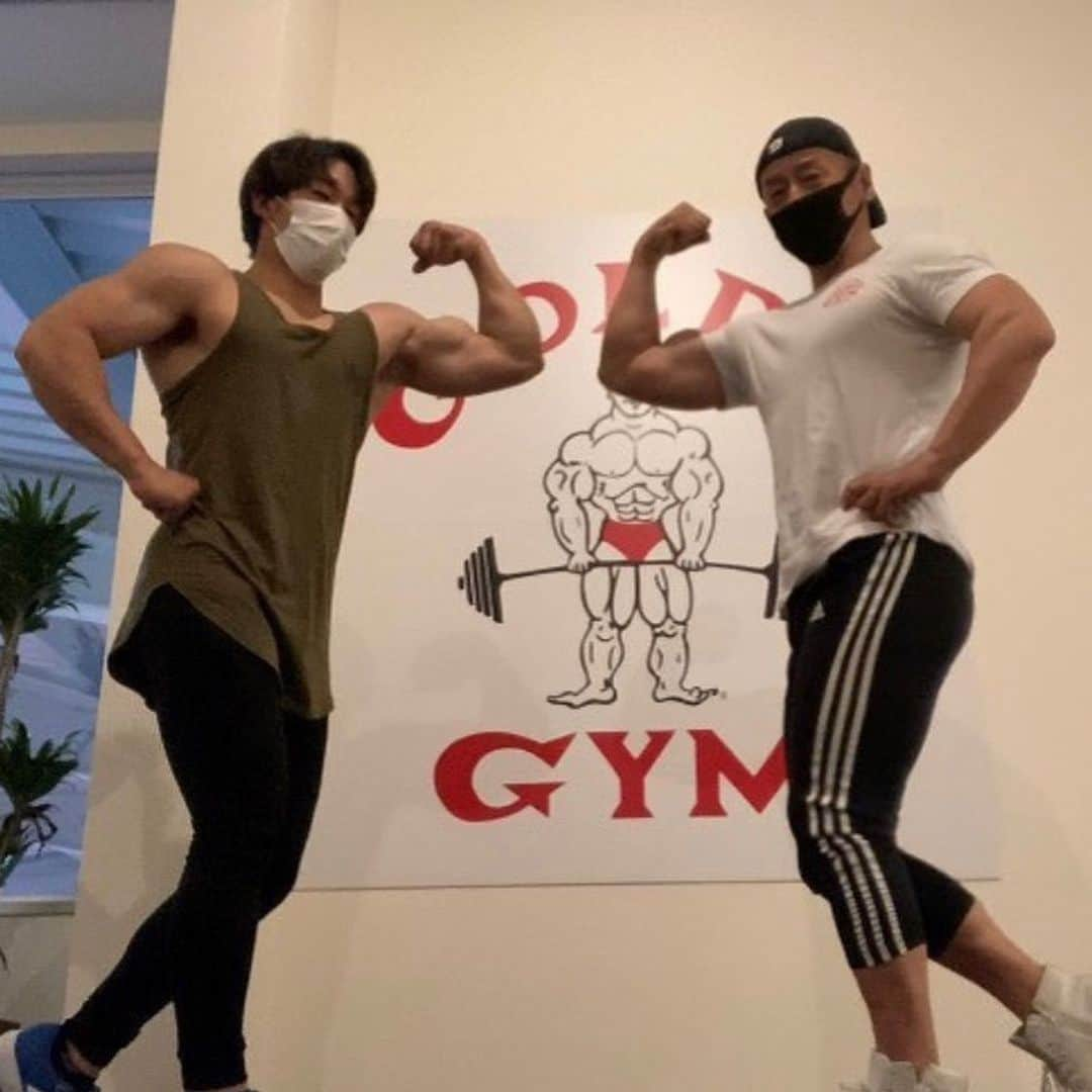 Sho Fitnessのインスタグラム：「身近に自分よりデカい人がいるから自分の未熟さがわかるし成長の糧にもなる」