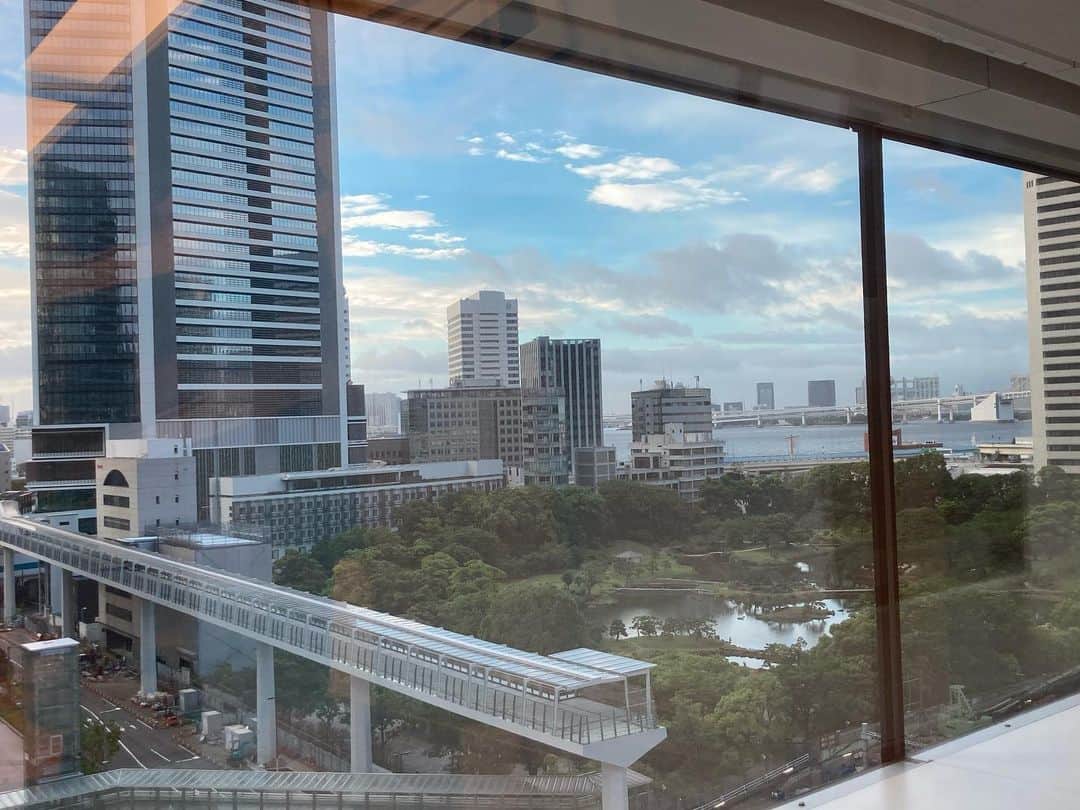 佐藤千晶のインスタグラム：「今朝もお聴きいただき ありがとうございました😊 気持ちのいい朝でした。  #走れ歌謡曲 #joqr #文化放送 #佐藤千晶 #昼間は雨まじり #入梅 #梅雨入り」