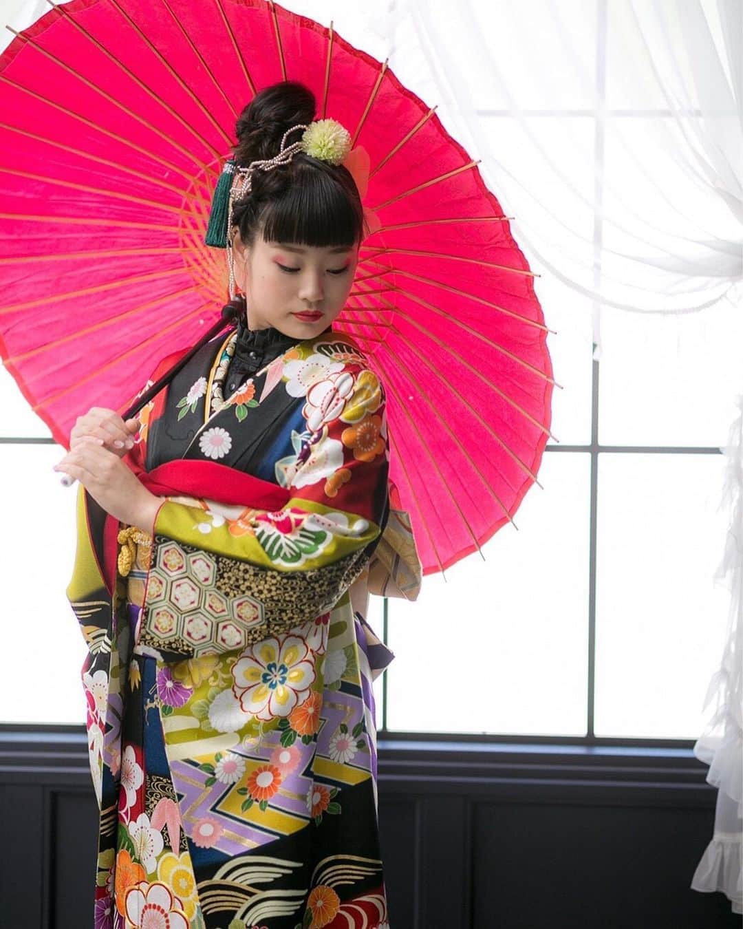 のインスタグラム：「もう一昨年の話になるんですが。笑 . 地元で昔からお世話になっている、ヘアサロンの成人式用のカタログのモデルをさせていただいておりました🌸👘 . めちゃくちゃ素敵に仕上げていただきました🥺 普段のカット、カラーはもちろん、成人式や結婚式のヘアセット、着付けもやってくれています🧚 . 素敵なヘアサロンで私もカットはずっとここでしかしてもらっておりません。笑 是非チェックしてみて下さい💁‍♀️ @nympha2009 . . . #model #hairmodel #モデル #salonmodel #hairarrange #hairsalon #hair #haircut #haircolor #makeup #成人式 #結婚式 #wedding #前撮り #着物 #着付け #nympha #中津川 #dance #dancerm#voguer #HIKARIfamily #japanese  #japanesegirl #japanesewoman #斜め下向きすぎ問題」