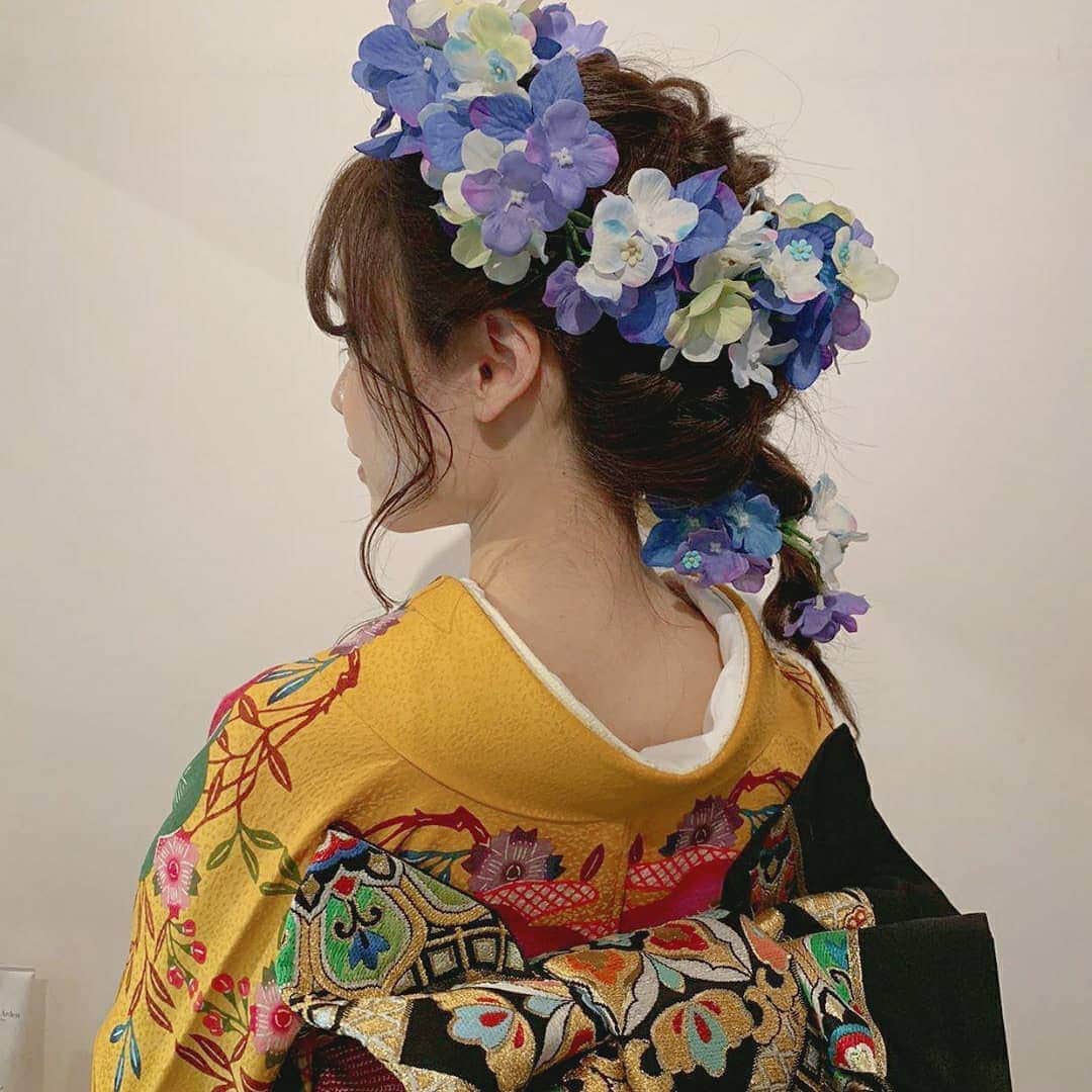 松田栞のインスタグラム：「びんがたの振袖👘 @senkimono さんのHPを見て 一目惚れしていた振袖を着て 撮影して頂きました☺️ びんがたは沖縄の伝統的な 染色技法の1つだそうです🌼 実物は鮮やかで華やかで とても美しかったです。 @mocici24 さんのヘアメイクと @psharuky さんの撮影で 素敵な写真が撮れました！ 他にもいろいろな ヴィンテージ着物での 撮影体験ができるので 気になった方はぜひ HPでチェックしてみて下さい🙏 https://www.net-qp.com/special_site/kimonoxphoto.html . . #びんがた #びんがた振袖 #ヴィンテージ着物」