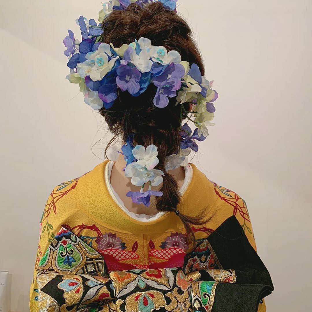 松田栞さんのインスタグラム写真 - (松田栞Instagram)「びんがたの振袖👘 @senkimono さんのHPを見て 一目惚れしていた振袖を着て 撮影して頂きました☺️ びんがたは沖縄の伝統的な 染色技法の1つだそうです🌼 実物は鮮やかで華やかで とても美しかったです。 @mocici24 さんのヘアメイクと @psharuky さんの撮影で 素敵な写真が撮れました！ 他にもいろいろな ヴィンテージ着物での 撮影体験ができるので 気になった方はぜひ HPでチェックしてみて下さい🙏 https://www.net-qp.com/special_site/kimonoxphoto.html . . #びんがた #びんがた振袖 #ヴィンテージ着物」6月11日 23時35分 - s_04pupu