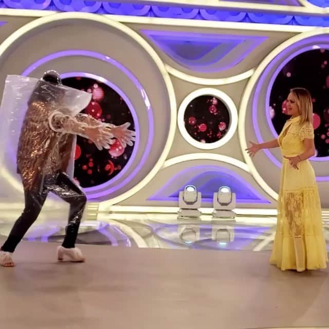 Eliana Michaelichin Bezerraのインスタグラム：「Ontem foi dia de matar a saudade da minha assistente da alegria, Narcisa (@tiagobarnabe)!! Olha o figurino que ela apareceu para me dar um abraço bem apertado?! Só rindo...🤣. Claro que meus convidados tbm serão abraçados por mim com todo amor e segurança. Quando a gente quer, a gente consegue❤️#aqueleabraço #programaeliana #narcisa #eliana #vaificartudobem」
