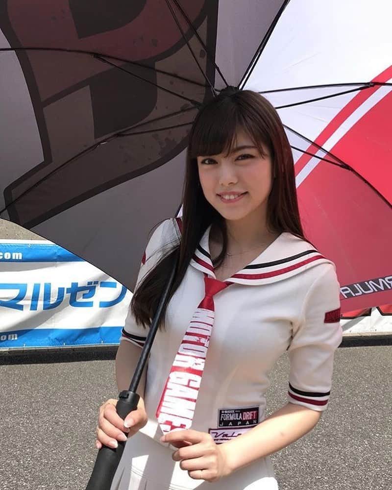 熊林保奈美のインスタグラム：「* . #傘の日 らしいので 2年前の懐かしの傘持ってる写真📷✨ . 今日から関東も梅雨入り☔️ じめじめするのやだけど、 梅雨明けたらレースが待ってると思えば 楽しみでしかないね😆 . * #モデル #撮影会モデル #ポートレートモデル #サロンモデル #イベントコンパニオン #レースクイーン #RQ #熊林保奈美 #道産子 #Japanesegirl #paddokgirls #pitgirl #instalike #맞팔」